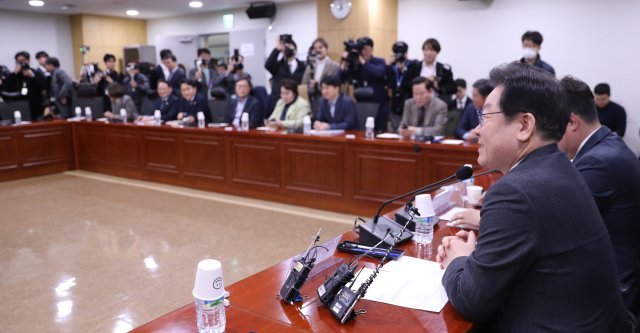 더불어민주당 이재명 대표(오른쪽)가 지난 15일 서울 여의도 국회에서 열린 당내 의원 모임 ‘더좋은미래’ 소속 의원들과의 간담회에서 발언하고 있다. 2023.3.15. 뉴시스
