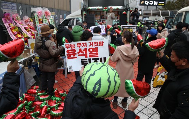 지난 3일 서울 여의도 더불어민주당 당사 앞에서 이재명 대표에 대한 체포동의안 표결에서 이탈표를 던진 민주당 의원들을 겨냥한 ‘수박 깨기’ 집회가 열리고 있다. 2023.3.3. 뉴시스