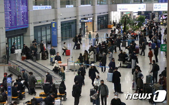 지난 2월10일 해외 여행객들로 북적이는 인천국제공항 1터미널 입국장 모습. /뉴스1
