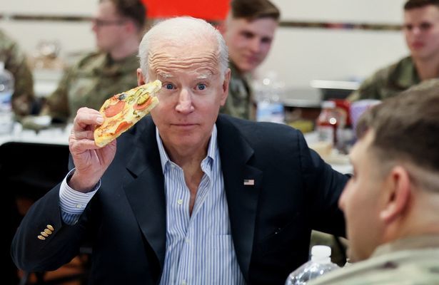 2022년 조 바이든 대통령이 폴란드 주둔 미군 부대를 방문해 피자를 먹는 모습. 백악관 홈페이지