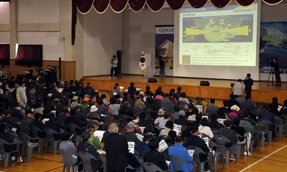 29일 오후 제주 서귀포시 성산읍 성산국민체육센터에서 제주 제2공항 관련 도민 경청회가 열리고 있다.2023.3.29/뉴스1