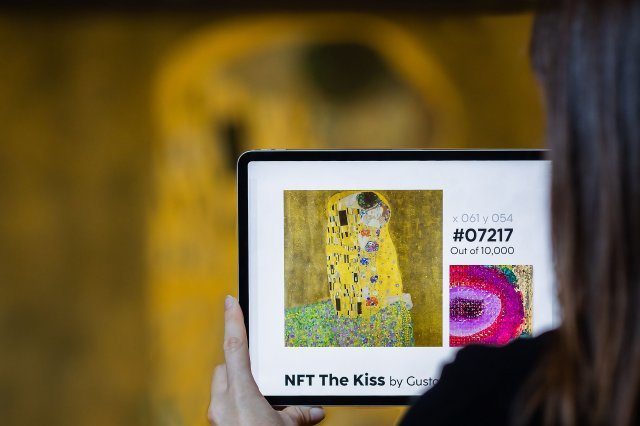 오스트리아 벨베데레 미술관은 구스타프 클림트의 작품 ‘키스’를  1만 개의 NFT 작품으로 만들어 판매하고 있다. 주한오스트리아 대사관 제공