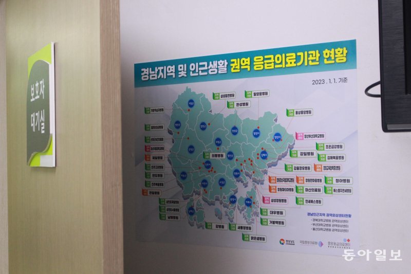 김해중앙병원 응급실 보호자대기실 벽에 붙어있는 인근 병원 현황. 김해에서 동쪽으로는 부산이, 서쪽으로는 경남 창원시가 있다. 두 도시에 있는 대학병원만 도합 10곳이 넘는다.