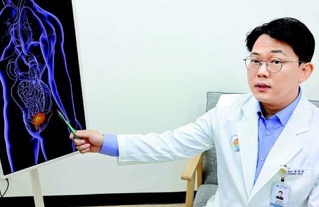정두용 인하대병원 비뇨의학과 교수가 29일 자신의 집무실에서 방광이 소변을 저장하고 배출을 반복하는 과정에서 암이 발생하는 원리를 설명하고 있다. 인하대병원 제공
