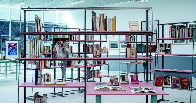 비평가 최민의 컬렉션을 선보이는 서울시립 미술아카이브의 ‘명랑 학문, 유쾌한 지식, 즐거운 앎’ 전시 전경. 서울시립미술관 제공