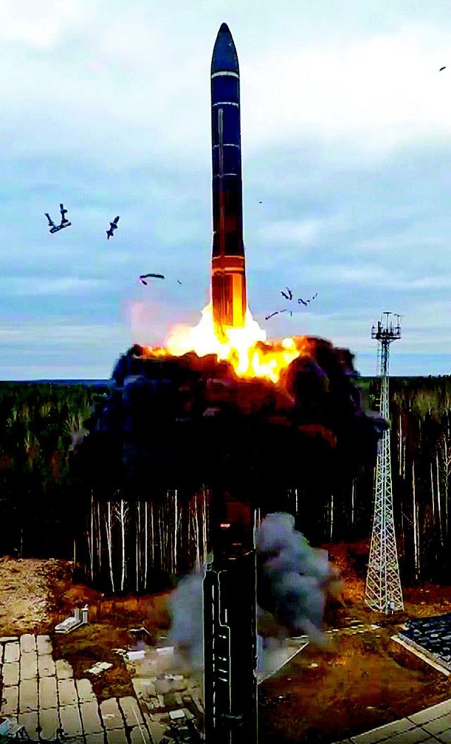 ‘야르스’ ICBM 시험발사 러시아 플레세츠크 우주기지에서 지난해 10월 정례 핵 타격 훈련 당시 대륙간탄도미사일 야르스를 시험 발사하고 있다. 플레세츠크=AP 뉴시스
