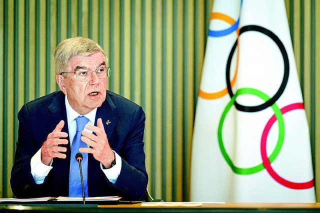 토마스 바흐 국제올림픽위원회(IOC) 위원장이 28일(현지 시간) 스위스 로잔에서 열린 IOC 집행위원회에서 기조연설을 하고 있다. 로잔=AP 뉴시스