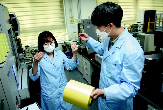 코오롱인더스트리의 연구원들이 아라미드 섬유인 헤라크론 제품을 살펴보고 있다. 코오롱인더스트리 제공
