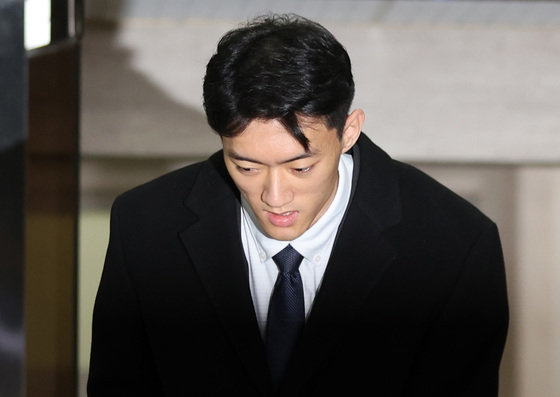 마약 투약 혐의 관련 조사를 마치고 석방된 전두환씨의 손자 전우원씨가 29일 오후 서울 마포경찰서를 나서며 인사하고 있다. ⓒ News1