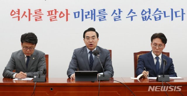 더불어민주당 박홍근 원내대표(가운데)가 30일 오전 서울 여의도 국회에서 열린 정책조정회의에서 발언하고 있다. 뉴시스
