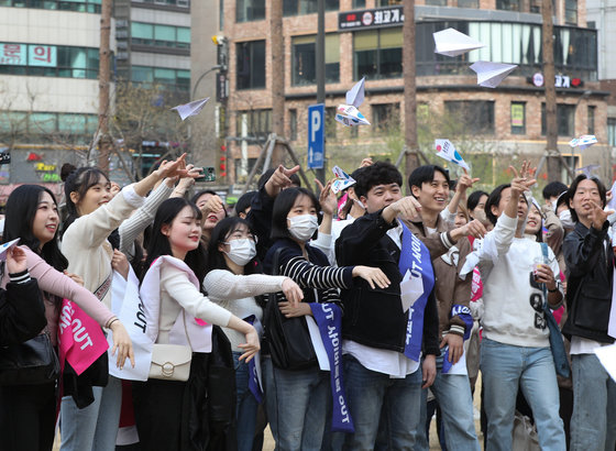 서울 중구 청계한빛광장에서 지난 24일 열린 학교폭력·사이버폭력 예방 대국민 비폭력 캠페인에서 참가자들이 비폭력을 바라는 종이비행기를 날리고 있다. /뉴스1