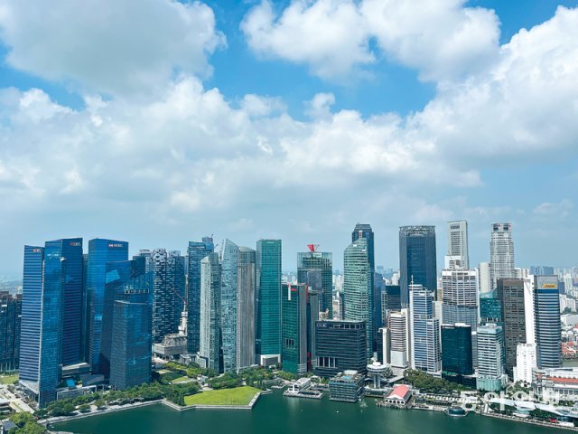 싱가포르의 대표적 금융지구인 레플스플레이스. 이 지역은 굴지의 글로벌 금융회사들이 밀집해 있고 유동인구가 가장 많아 싱가포르 금융산업의 상징과도 같은 곳이다. 싱가포르=신아형 기자 abro@donga.com