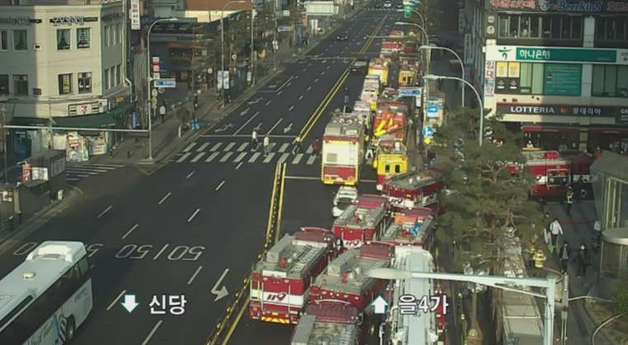 31일 오전 서울 중구 장충단로의 한 건물 지하에서 불이 나 3개 차로가 전면 통제 중이다. 다행히 인명피해는 없었다.(서울Topis 제공)/뉴스1