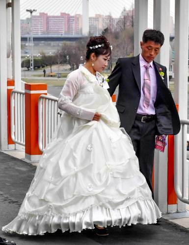 2017년 평양에서 결혼식을 마친 뒤 능라도경기장을 둘러보고 있는 북한의 신혼부부. 사진공동취재단