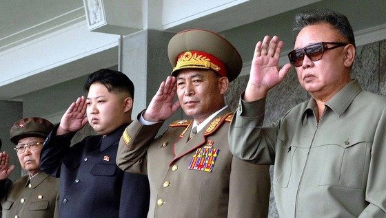 김정일 북한 국방위원장(오른쪽)과 김정은 노동당 총비서(왼쪽에서 두번째). ⓒ News1 DB