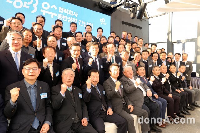 2023 우수협력회사 동반성장 간담회 참석자 단체사진. 대우건설 제공