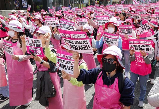 민주노총 전국학교비정규직노동조합 조합원들이 31일 서울 용산구 전쟁기념관에서 정부와 시·도교육청에 비정규직 차별 철폐와 학교급식실 종사자의 폐암 관련 대책 등을 요구하며 행진하고 있다. 뉴스1