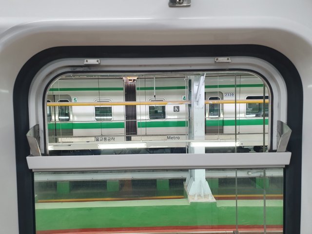서울 지하철 2호선 열차의 창문이 뜯겨져 있는 모습. 25일 오전 12시 50분경 한 남성이 이 열차 창문을 떼어낸 뒤 가방에 넣어 도주했다. 서울교통공사 제공