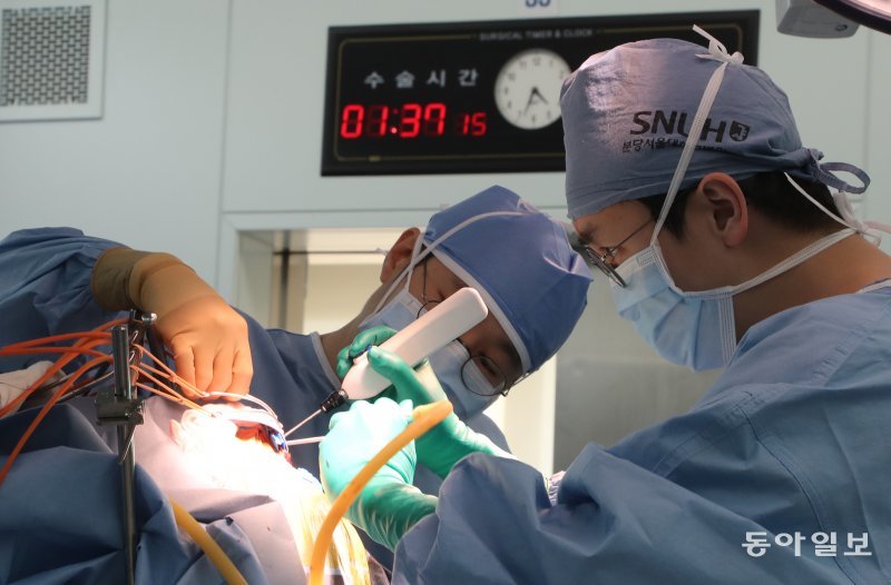 이시운 교수가 뇌혈관 환자의 두개골을 열고 개두술을 하고 있다. 그가 이날 한 4번째 수술이다. 수술이 끝난 뒤 집중이 풀리면 피로가 몰려오곤 한다.