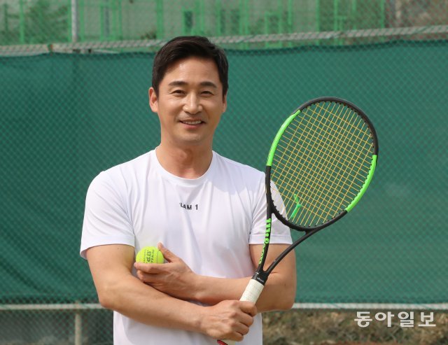 배우 전노민 씨가 서울 송파구 서울테니스클럽에서 테니스라켓을 들고 활짝 웃고 있다. 이훈구 기자 ufo@donga.com