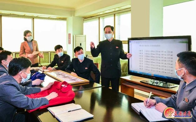 북한 노동당 기관지 노동신문은 1일 “지난 2월 말부터 3월 초까지 학생 교복 생산에서 커다란 전환을 안아올 수 있게 하는 새 몸 재기(신체검사) 지도서가 전국 각지에 시달되었다“라고 보도했다. (평양 노동신문=뉴스1)
