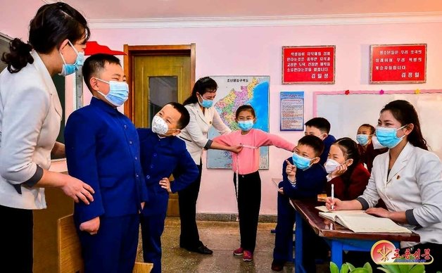 북한 노동당 기관지 노동신문은 1일 “지난 2월 말부터 3월 초까지 학생 교복 생산에서 커다란 전환을 안아올 수 있게 하는 새 몸 재기(신체검사) 지도서가 전국 각지에 시달되었다“라고 보도했다. (평양 노동신문=뉴스1)