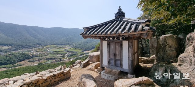 절벽 위에 지어진 한 칸짜리 정자인 동천석실.