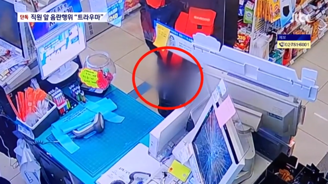 한 남성이 편의점 여성 직원에게 자신의 신체 부위를 촬영한 영상을 보여주고 있다. JTBC 보도화면 갈무리
