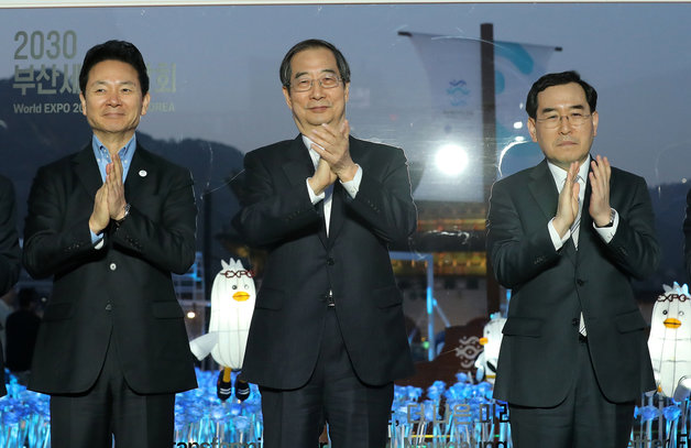 Jang Seong-min, head of the Presidential Office for Future Strategy and Planning (from left), Prime Minister Han Deok-soo, and Minister of Trade, Industry and Energy Lee Chang-yang pose for a commemorative photo at a lighting ceremony to bid for the 2030 Busan World Expo (EXPO) at Gwanghwamun Square in Jongno-gu, Seoul on the afternoon of the 30th.  This event was prepared to publicize the desire of the Korean people at home and abroad to host the World Expo ahead of the due diligence of Korea to host the World Expo, one of the world's top three mega events.  2023.3.30.  news 1