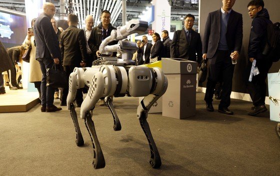 28일(현지시각) 스페인 바르셀로나에서 열린 세계 최대 이동통신 전시회 ‘MWC 2023(모바일월드콩그레스)’에서 중국 유니트리의 로봇개가 움직이고 있다. 2023.2.28. 사진공동취재단