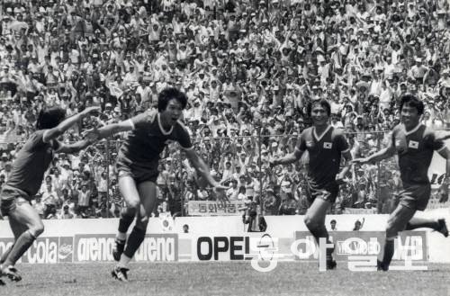 1986년 멕시코 월드컵 이탈리아와의 조별리그에서 그림같은 동점골을 뽑아낸 최순호(왼쪽에서 2번째)가 동료들과 환호하고 있다. 동아일보 DB