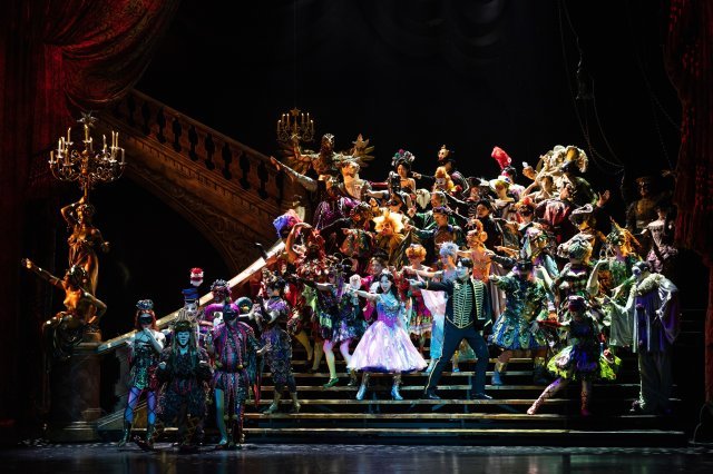 배우 40여 명이 다채로운 옷을 입고 다함께 노래하며 춤추는 2막 가면무도회 장면. 에스앤코 제공