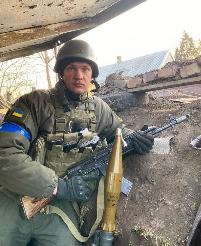 러시아군과 대치중 사진을 찍은 비탈리 메리노우(32). 비탈리 메리노우 인스타그램 캡처
