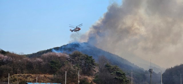 2일 오전 충남 홍성군 서부면의 야산에서 화재가 발생해 소방헬기가 진화작업을 벌이고 있다. 홍성=이기진 기자 doyoce@donga.com