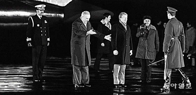 1977년 폴란드에 도착한 지미 카터 대통령(가운데)이 에드워드 기에레크 공산당 제1서기의 영접을 받는 모습. 이 방문에서 카터 대통령의 연설이 잘못 통역되는 사고가 있었다. 더 카터 센터 홈페이지