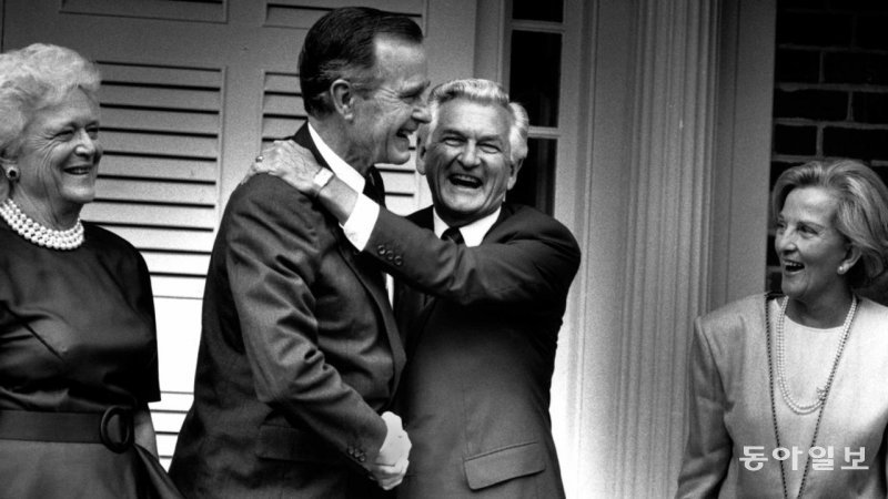 호주를 방문한 조지 H W 부시 대통령(왼쪽)이 로버트 호크 총리와 포옹하는 모습. 조지 H W 부시 도서관 센터 홈페이지