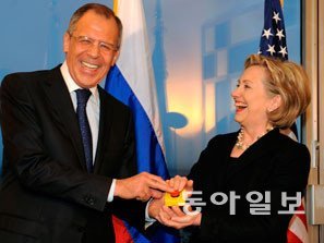 힐러리 클린턴 미국 국무장관과 세르게이 라브로프 러시아 외무장관이 붉은색 버튼을 누르는 모습. 미 국무부 홈페이지