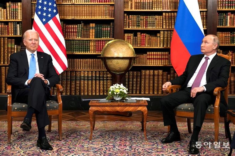 2021년 스위스 제네바에서 열린 조 바이든 미국 대통령(왼쪽)과 블라디미르 푸틴 대통령의 정상회담. 백악관 홈페이지