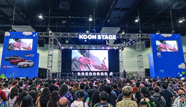 지난해 8월 미국 로스앤젤레스에서 열린 ‘KCON 2022 LA’에서 온·오프라인 717만 관객에게 부산의 다채로운 매력을 알리고 있다. CJ그룹 제공