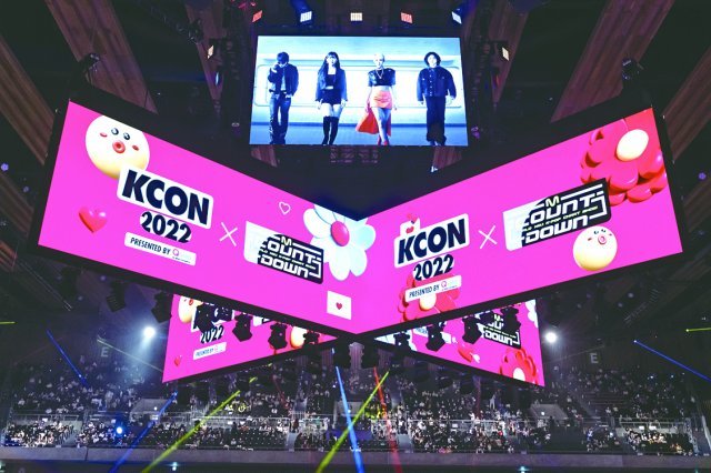 CJ ENM plays videos promoting the World Expo 2030 Busan on large screens at K-pop music festival KCON, or K-pop singers’ fan meetings. Photo by CJ Group