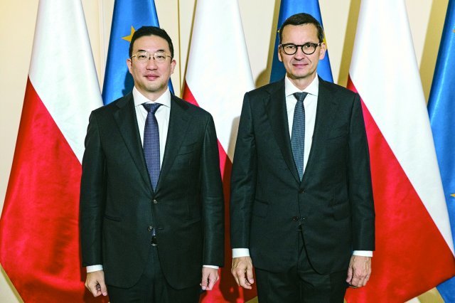 구광모 LG 대표가 지난해  10월 폴란드 바르샤바 총리실에서 마테우슈 모라비에츠키 폴란드 총리를 예방하고 있다. LG그룹 제공