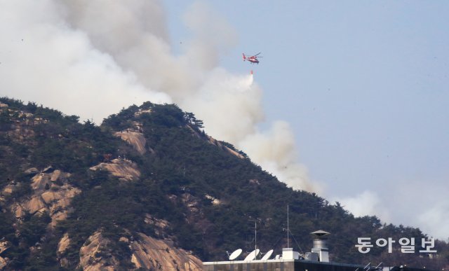 2일 오후 서울 종로구 인왕산에서 산불 화재가 발생해 소방헬기가 진화하고 있다. 전영한기자 scoopjyh@donga.com