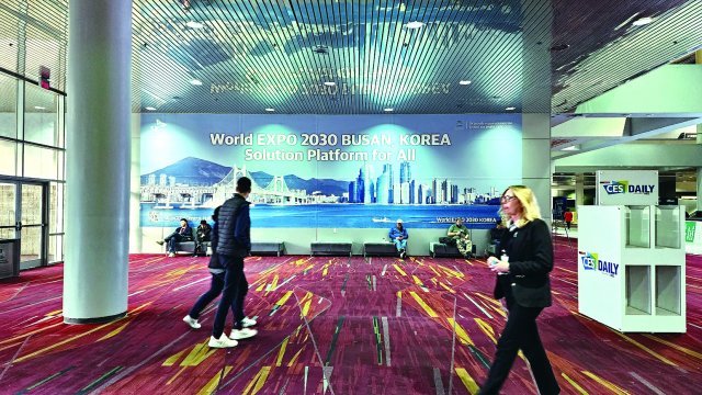 SK는 1월 미국 라스베이거스에서 열린 CES 기간 중 컨벤션 센터 중앙 로비에 부산엑스포 유치 기원 메시지를 담은 가로 12m, 세로 3.6m 대형 현수막을 게시했다. SK그룹 제공