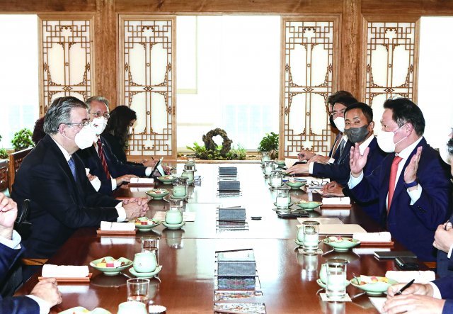 SK Group Chairman Chey Tae-won (right) called for support for the World Expo 2030 Busan during a meeting with Mexico’s Foreign Affairs Minister Marcelo Ebrard (left) in July last year. Photo by SK Group