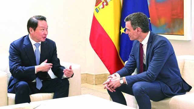 최태원 대한상공회의소 회장(왼쪽)이 2월 스페인 마드리드에서 페드로 산체스 스페인 총리와 면담하면서 2030 부산세계박람회 유치를 당부하고 있다. 대한상공회의소 제공