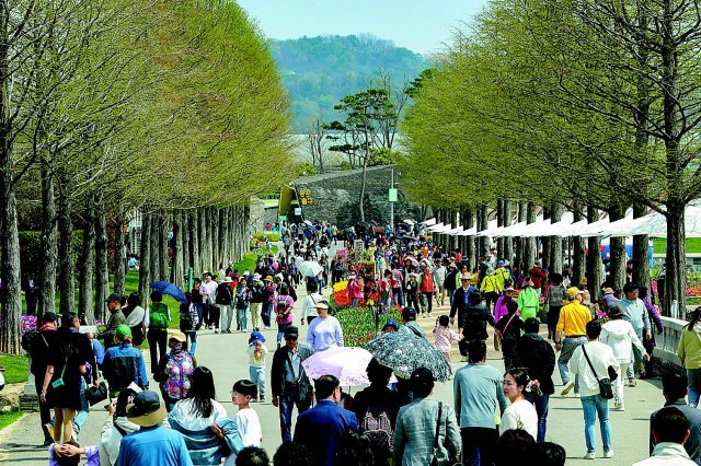 2023 순천만국제정원박람회 개장 첫날인 1일 관람객 15만 명이 찾았다. 순천시 제공