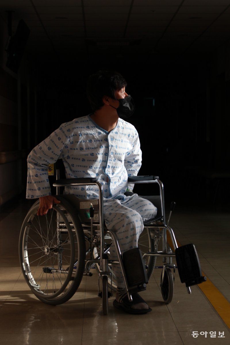 휠체어에 앉은 종열이 허공을 바라보고 있다. 종열은 환상통에 시달려 없는 왼쪽 다리가 저리고 아프다.
