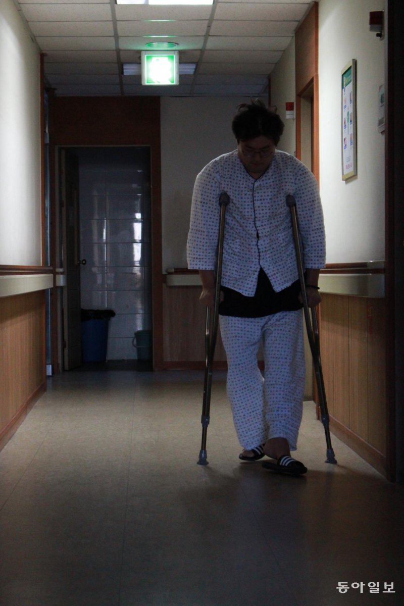 설 전날인 올해 1월 21일, 배병인 씨가 부산 해운대구의 한 병원 복도에서 목발을 짚고 걷는 연습을 하고 있다.