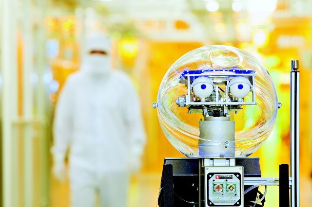 로봇이 반도체 생산공정 관리 독일 작센주 드레스덴 인피니언테크놀로지스 반도체 생산공장에 배치된 로봇. 첨단산업단지 공장 곳곳에 자리 잡은 로봇은 자동화 수준을 높여 생산 속도를 향상시키는 역할을 한다. 인피니언테크놀로지스 제공