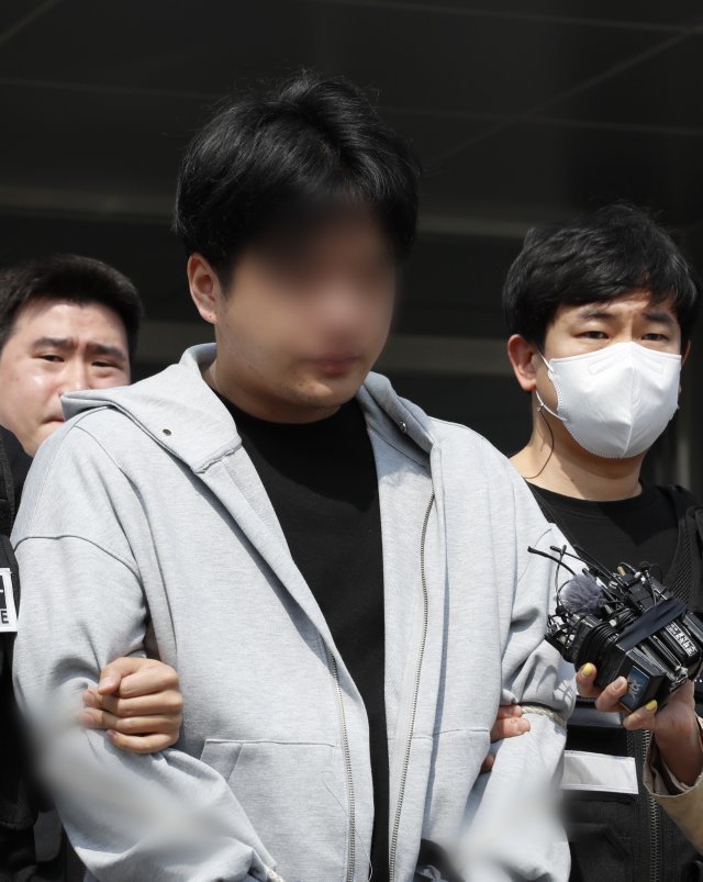 마약류 관리에 관한 법률 위반 혐의로 구속영장이 청구된 남경필 전 경기도지사의 장남 남모 씨가 1일 오후 구속 전 피의자 심문(영장실질심사)에 출석하기 위해 경기도 용인동부경찰서에서 나오고 있다. 앞서 남씨는 지난달 23일에도 같은 혐의로 경찰에 체포 되었으나 법원이 25일 구속영장을 기각해 석방되었다. 2023.4.1/뉴스1